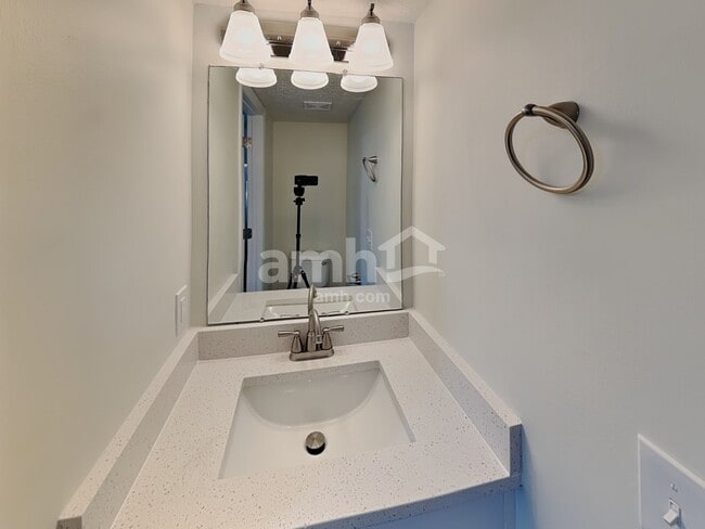 Building Photo - 912 Wallace Dr