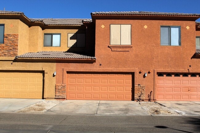 Building Photo - Modern Remodeled Condo with 3 Ensuite Bedr...