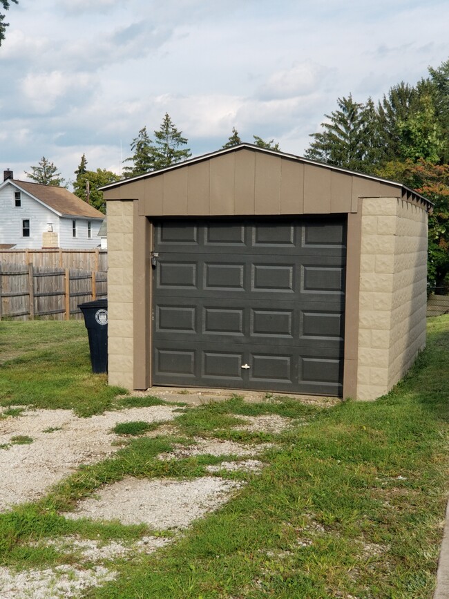 Single carport - 967 Davis St