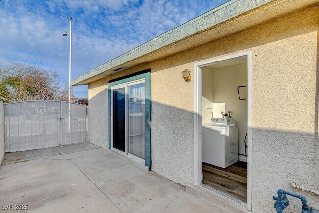 Building Photo - 5813 W Balzar Ave