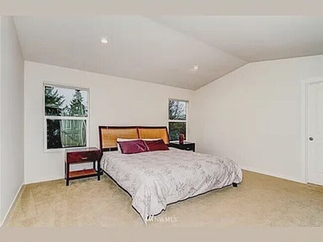 Building Photo - Available Now – 4 bed 2.5 bath Sq Ft Woodr...
