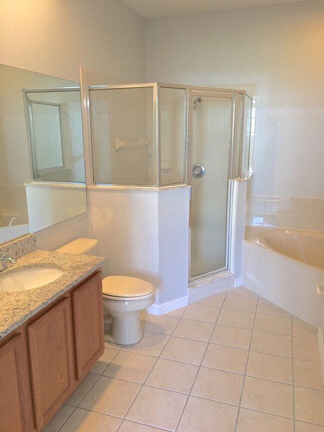 Building Photo - Town Home for Rent in Gated community in O...