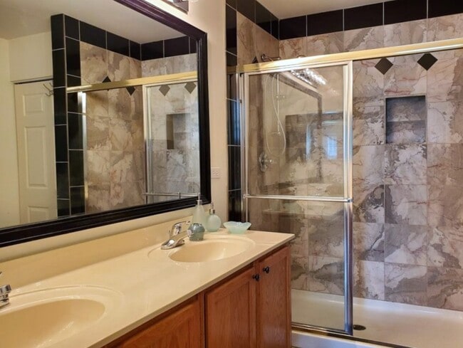 Building Photo - 1914 Crenshaw Cir