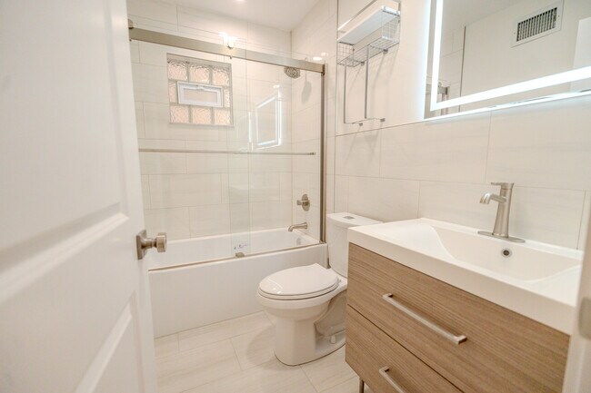 Building Photo - 2740 W Farragut Ave