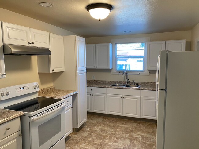 Building Photo - Adorable downtown Grass Valley Bungalow