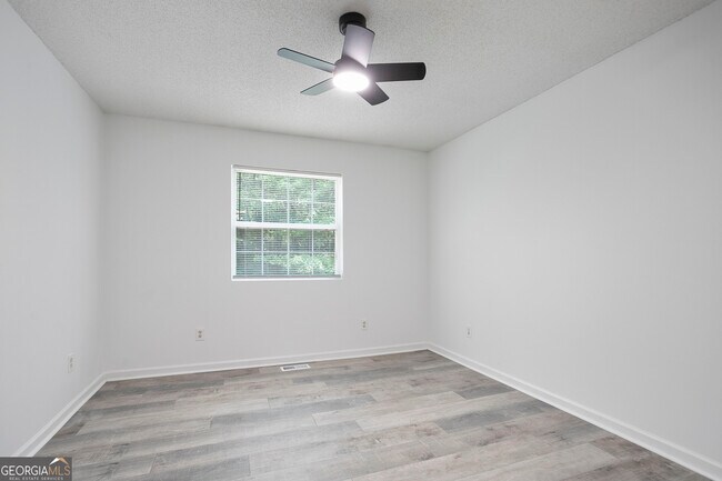 Building Photo - 6712 Lakewood Dr