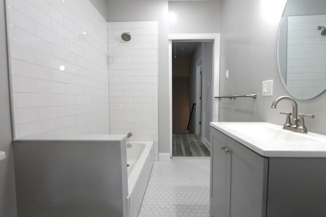 Building Photo - 5925-31 Devon Pl