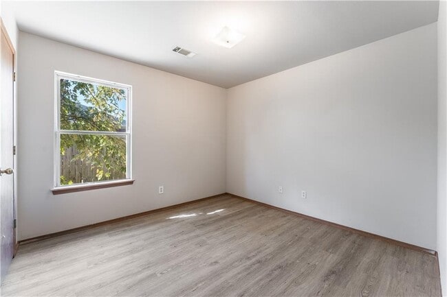 Building Photo - 322 E Southern Trace Dr