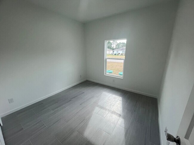 Building Photo - 504 Alexia Ave S