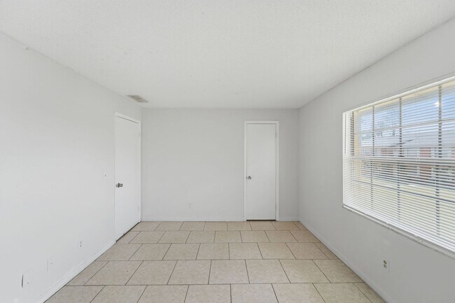 Building Photo - Modern & Spacious 2-Bedroom Apartment in Serene Oakridge Orlando