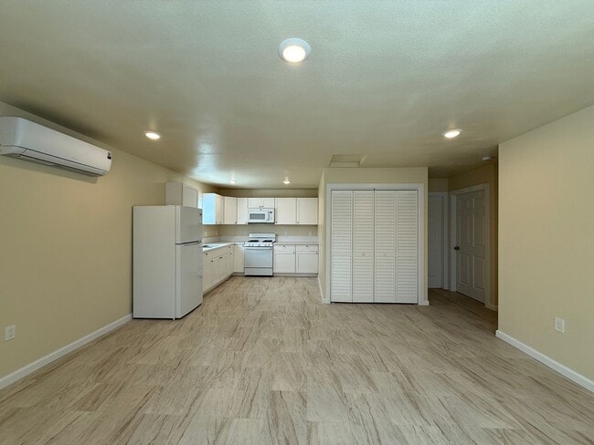 Building Photo - M12150