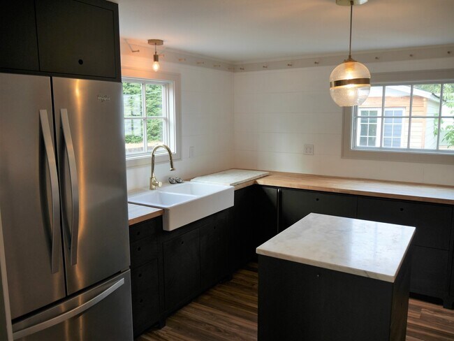 Building Photo - Charming Remodeled 2 Bedroom Shoreline Home