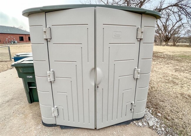 Building Photo - 817 S Kelly Ave