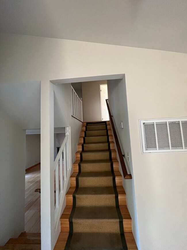 Building Photo - *Holiday Move In Special, $500 Off First Month's Rent! Large 4 bedroom/ 2.5 Bathroom Home for Ren...