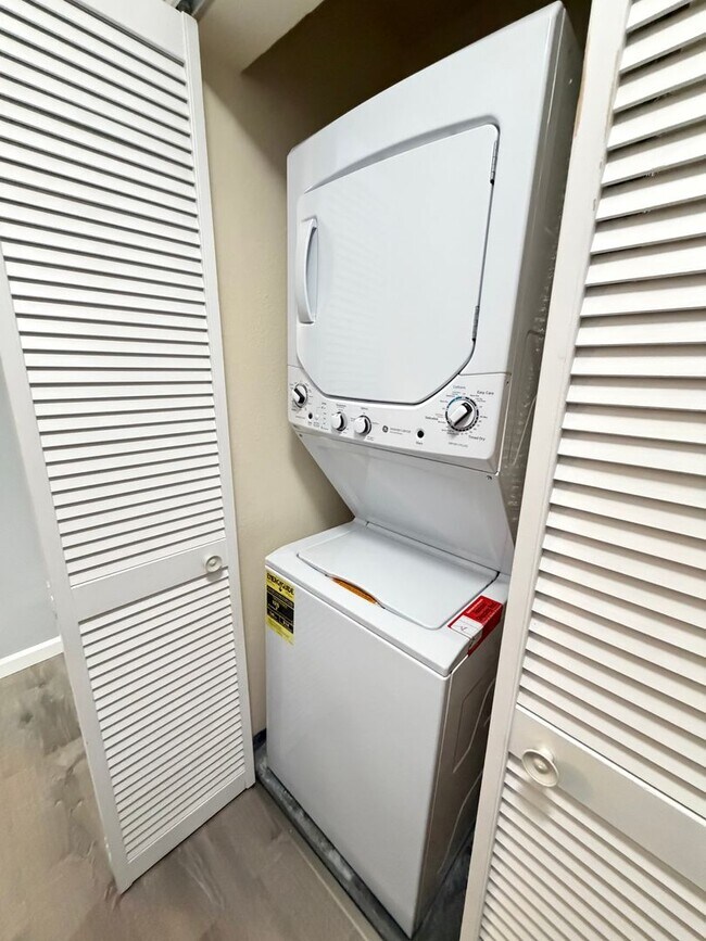 Building Photo - Updated 2BD/2BA Condo – Prime San Mateo Location!