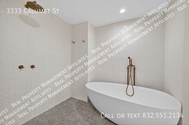 Building Photo - 3333 Calumet St