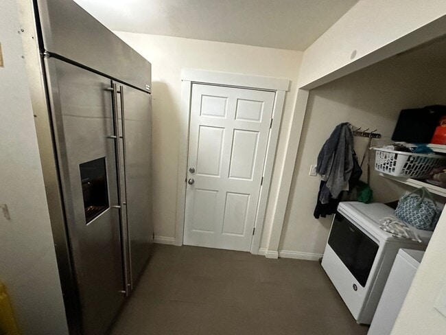 Building Photo - Large 8 Bedroom 4 Bath House Right Next to Campus!