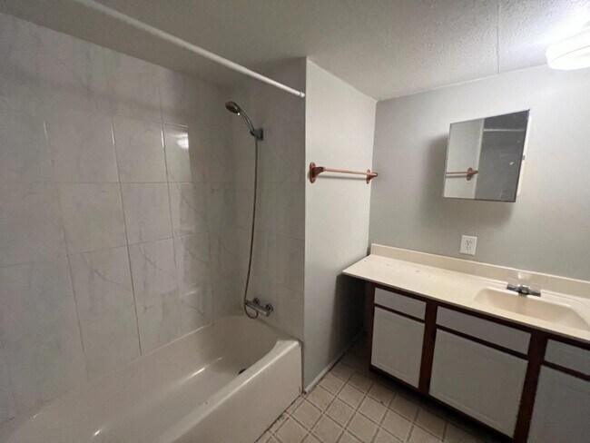 Building Photo - 43213 Claxton Cir