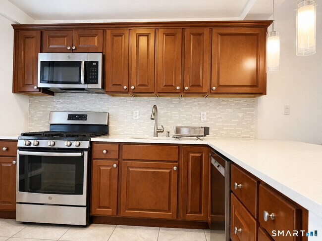 Building Photo - 91 Strawberry Hill Ave