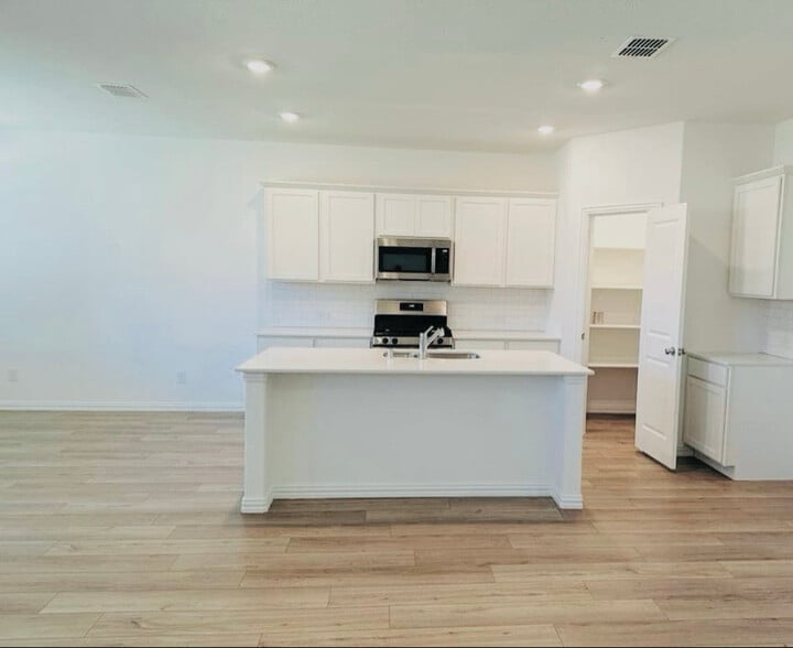 Building Photo - 3012 Chinkapin Ln