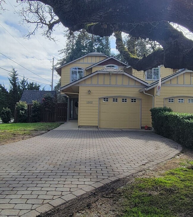 Building Photo - 1302 SW Wright St