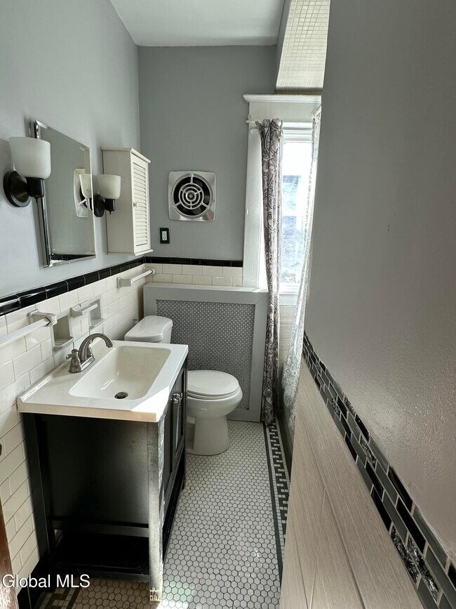 Building Photo - 65 Ten Eyck Ave