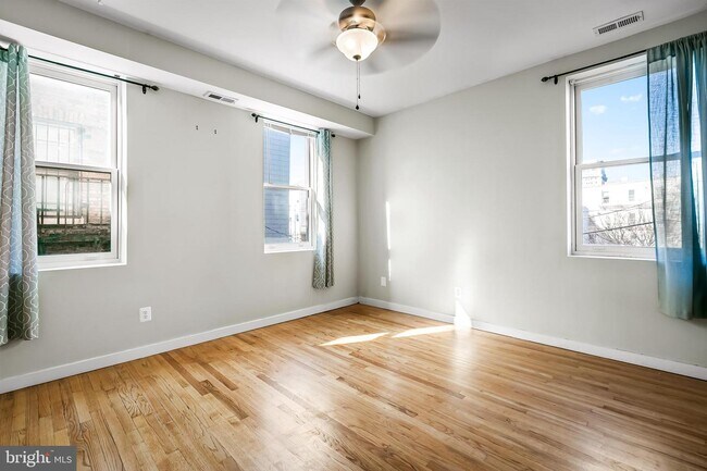 Building Photo - 18 E Madison St