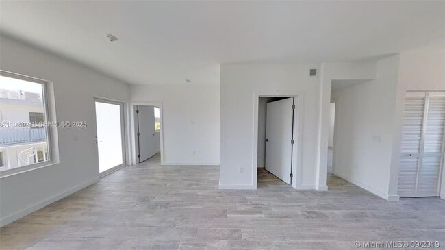 Building Photo - 315 S Shore Dr