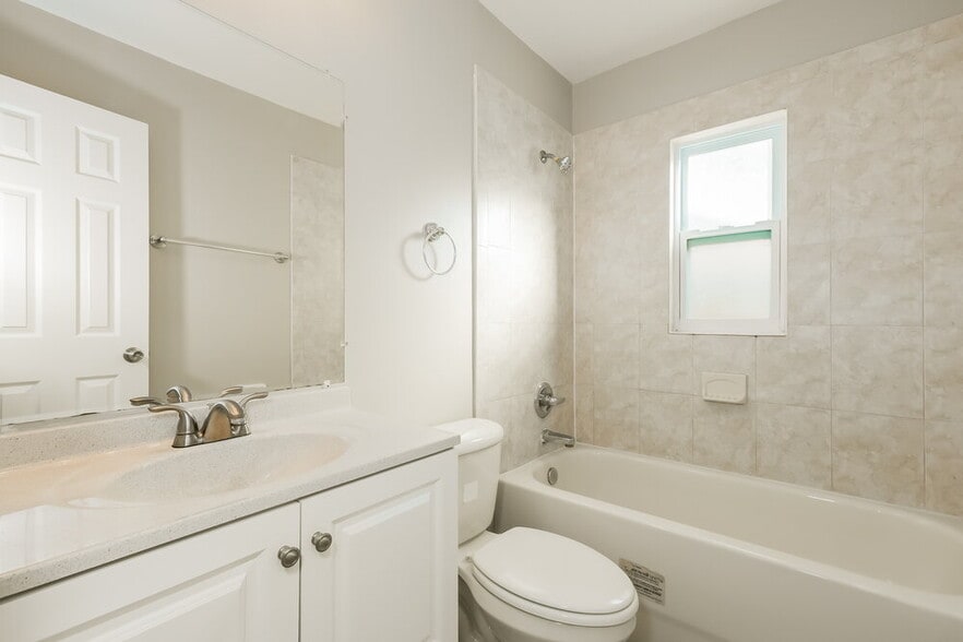 Building Photo - 318 Regal Park Dr