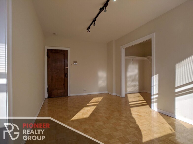 Building Photo - 739 W Belmont Ave