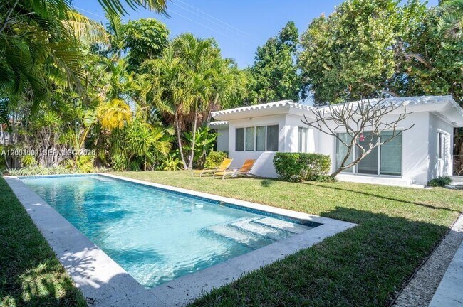 Building Photo - 1123 Bay Dr