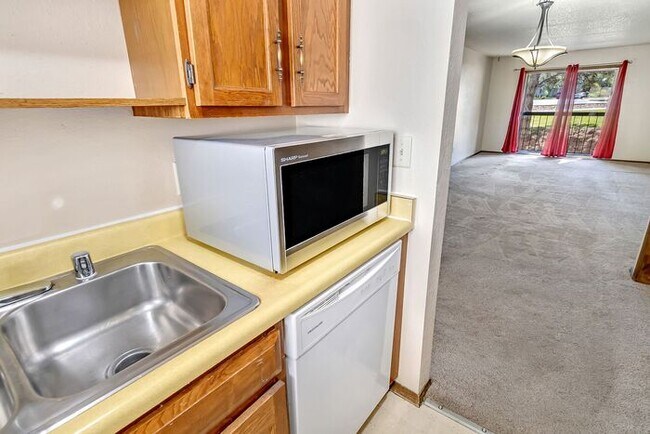 Building Photo - Easy Living Starts Here | 2 Bedroom Lakeside Condo