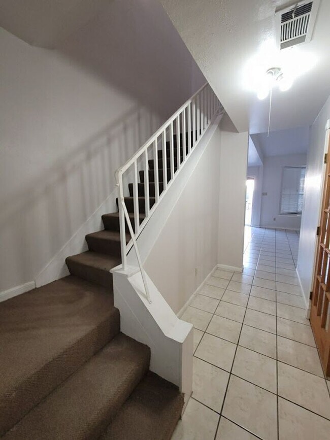 Building Photo - Orange Tree - West Campus- Beautiful 2 Bed...