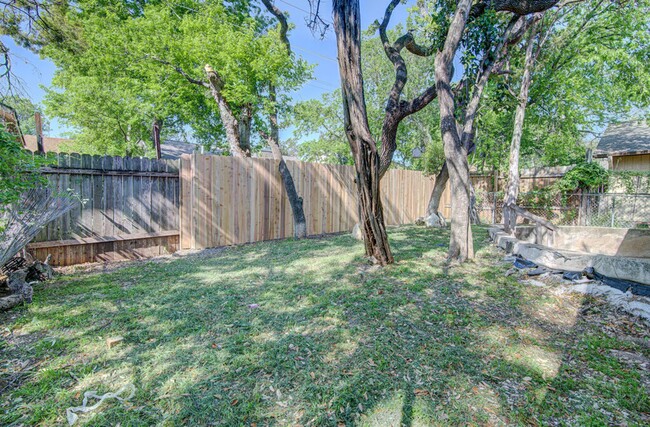 Building Photo - 819 Sirocco Dr
