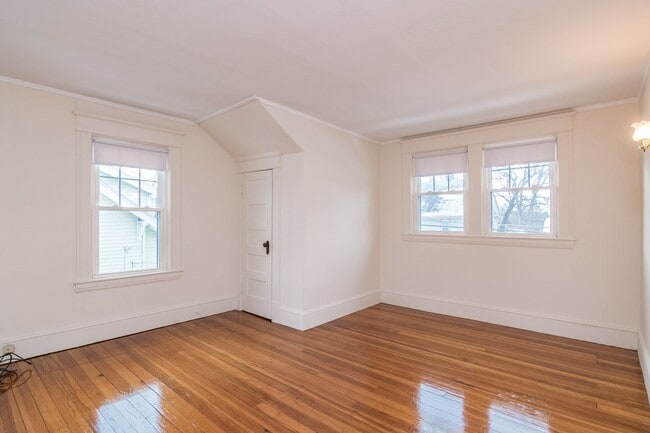 Building Photo - 4 Bedroom, 1.5 bath Home