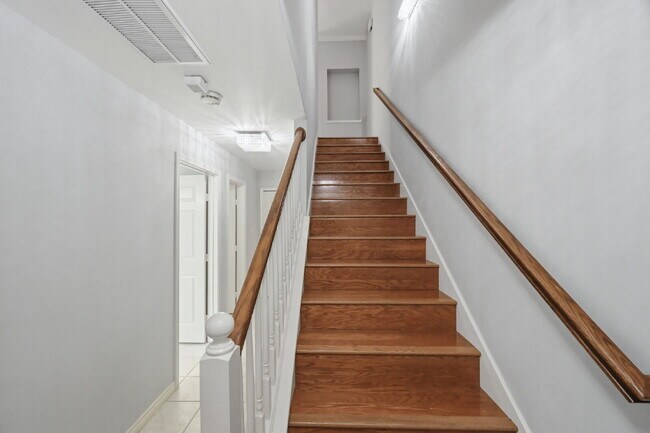 Building Photo - "Chic Urban Living: Spacious 2-Bed, 2-Bath Townhouse in Houston's Heart!"