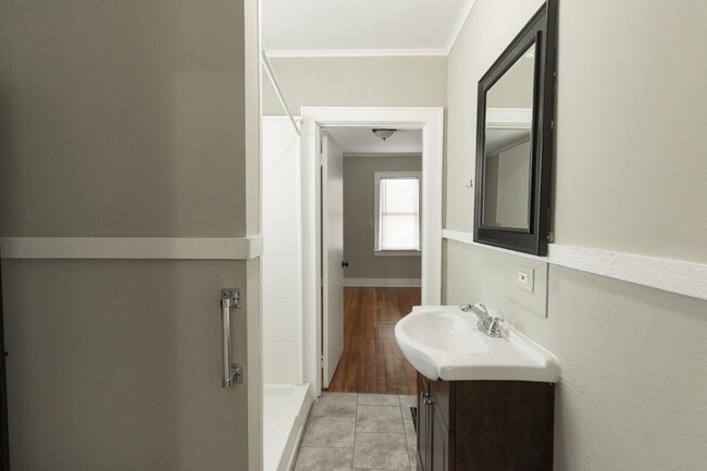 Building Photo - Cute Central Columbia Home