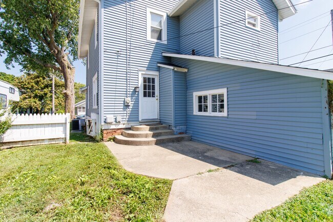 Building Photo - 1409 W Superior St