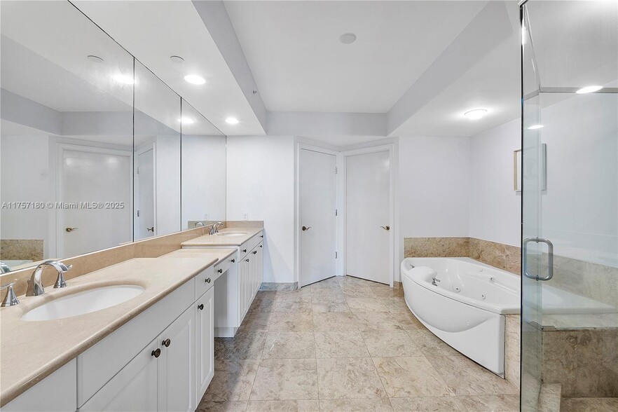 Building Photo - 20201 E Country Club Dr