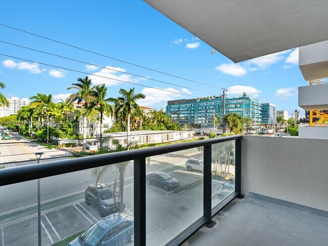 Building Photo - 9800 W Bay Harbor Dr