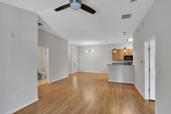 Building Photo - Great 2 bedroom/ 2 bathroom, 1 car garage ...