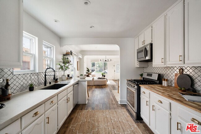 Building Photo - 607 W 111th Pl