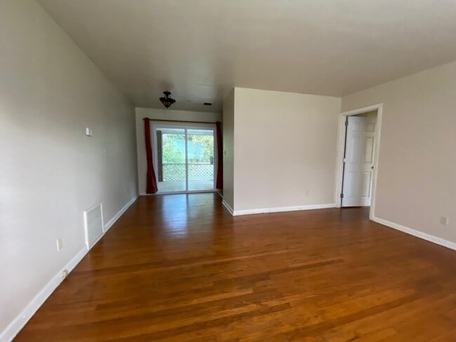 Building Photo - 1215 Buckingham Dr