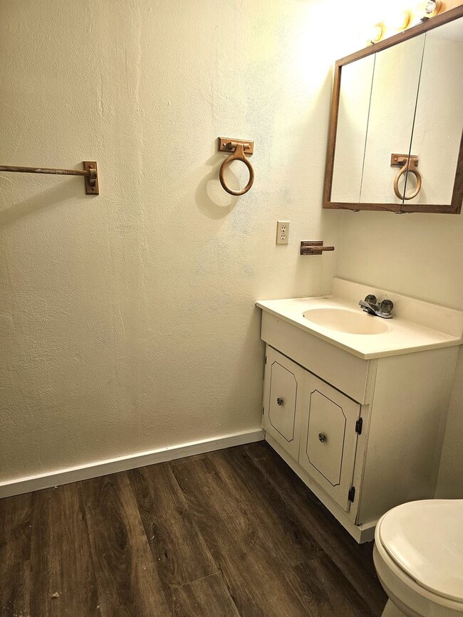 Building Photo - 2 Bedroom Home with Large Yard - Close to Waneka Lake Park