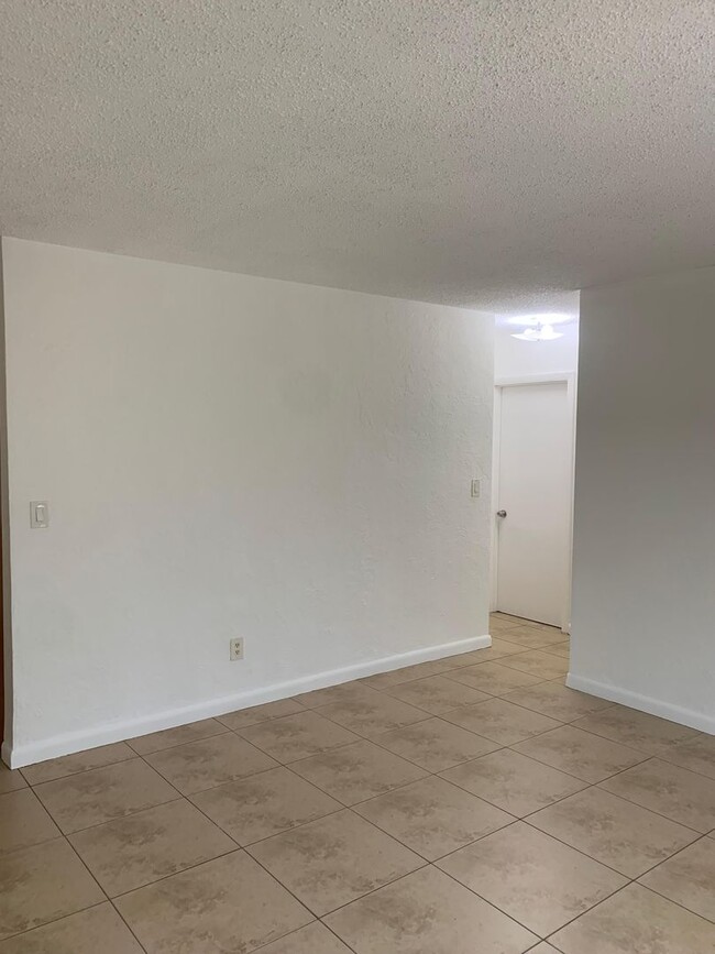 Building Photo - 2 Bedrooms in Hallandale Beach