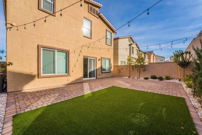 Building Photo - Stunning 5 Bedroom home in Henderson!