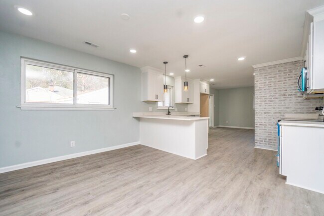 Building Photo - 152 Mann Dr