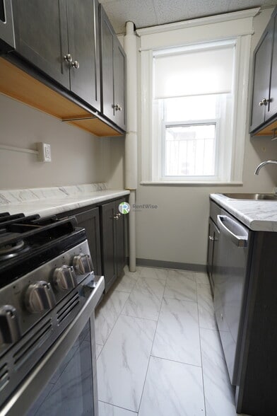 Building Photo - 221 Kelton St