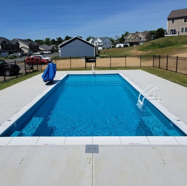 Building Photo - Beautiful 3 Bedroom, 2.5 Bath Townhome in Waynesboro!