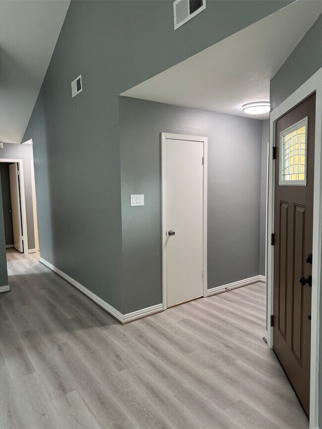 Building Photo - 7511 Log Cradle Dr